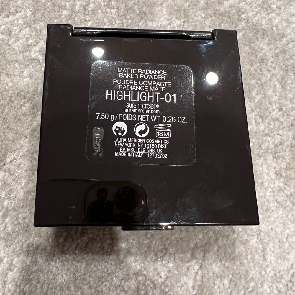 Laura Mercier Matte Radiance baked powder - Picture 3 of 3